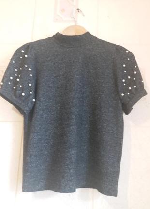 New look футболка темно-сіра з коміром стійка прикрашена перлами