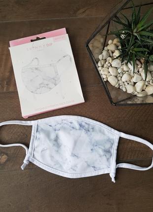 Белая маска с мраморним принтом
