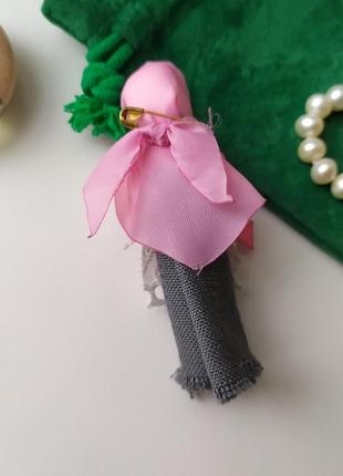 Оригинальная брошка лялька-мотанка оберіг, ткань прошва лента3 фото