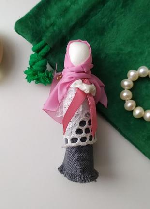 Оригінальна брошка лялька-мотанка-оберіг, тканина прошва стрічка