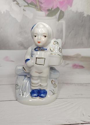 Фарфоровая статуэтка мальчика