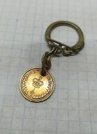 Брелок из монеты англии