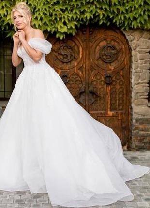 Весільна сукня зі шлейфом як у принцеси з корсетом після хімчистки9 фото