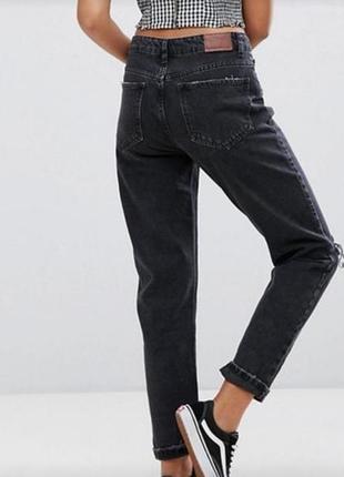 Классные джинсы момы с дыркой на колене