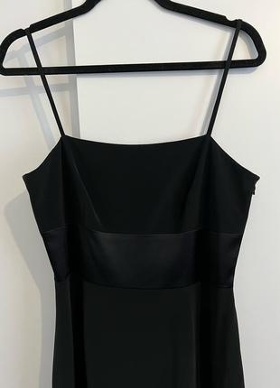 Роскошное вечернее черное платье с разрезом вдоль ноги4 фото