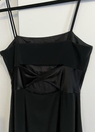 Роскошное вечернее черное платье с разрезом вдоль ноги6 фото