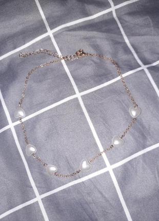 Чокер с жечужинами в форме сердечек