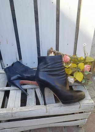 Ботинки ботильоны prada оригинал на широкую ногу размер 40(26см)