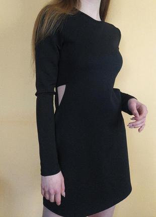 Черное платье с вырезом по бокам