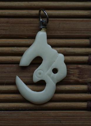 Кулон мантра ом. кістка. індія талісман