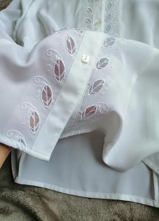 Классическая блуза с вышивкой3 фото