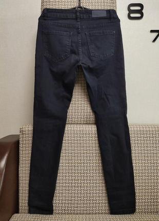Модные джинсы с прорезами на коленках5 фото