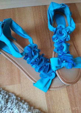 Яскраві босоніжки до літа