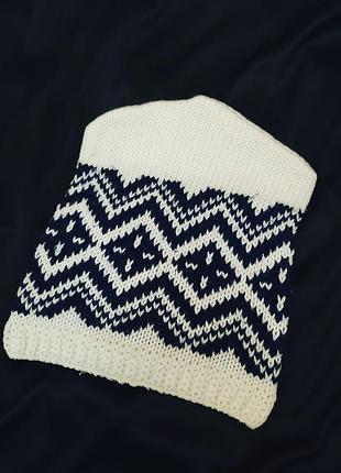 В'язана лижна шапка з візерунком