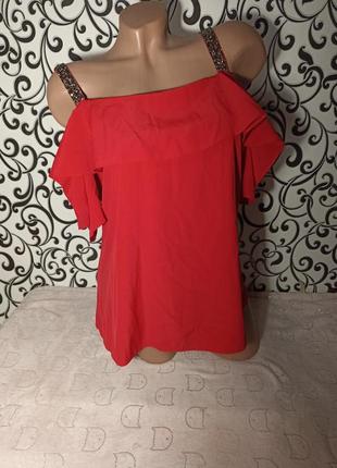 Красная блуза с воланами и камеями на брительках
