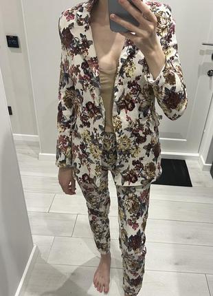 Жіночий брючний Костюм