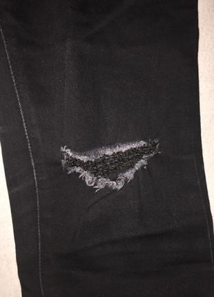 Чёрные джинсы с рваными коленями2 фото
