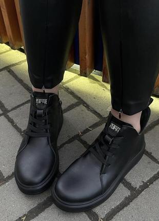 Шкіряні кросівки