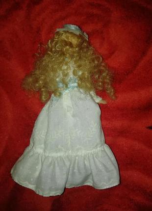 Фарфоровая кукла
