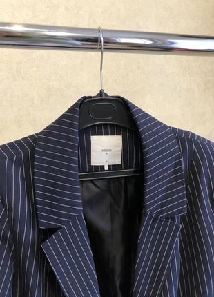 Удлиненный приталенный синий пиджак в полоску