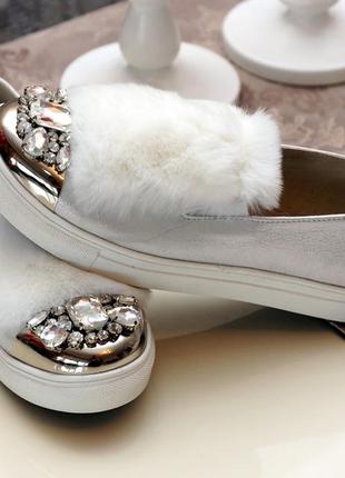 Гарненькі білі сліпони з хутром кролика