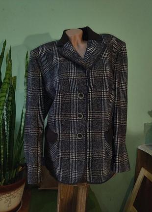 Стильный женский пиджак коричневого цвета в клетку.