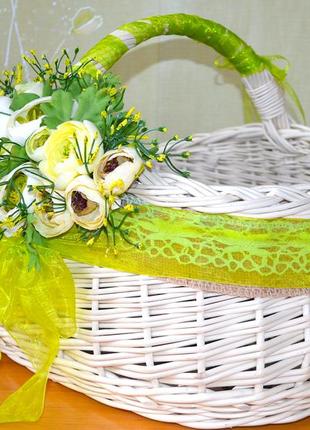 Большая корзина к пасхе, вместительная и крепкая, декорирована цветами и лентами7 фото