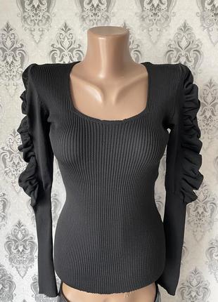 Женская кофточка с воланами на рукавах