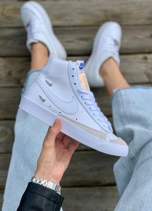 Nike blazer mid 77' metal swoosh 'white' брендові високі білі кросівки блейзер найк жіночі високі білі трендові високі кросівки5 фото