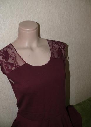 Трикотажна блуза з баскою та мереживом на плечах2 фото
