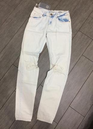 Светлые  джинсы с дырками на коленях2 фото