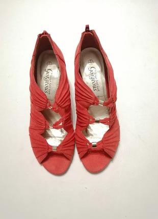 Красиві яскраві замшеві босоніжки