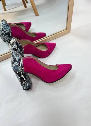 Жіночі туфлі-човники з натуральної замші малинового кольору об'єднані з рептилія шкіра на підборах стовпчик 9 см2 фото