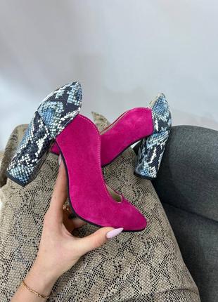 Жіночі туфлі-човники з натуральної замші малинового кольору об'єднані з рептилія шкіра на підборах стовпчик 9 см4 фото