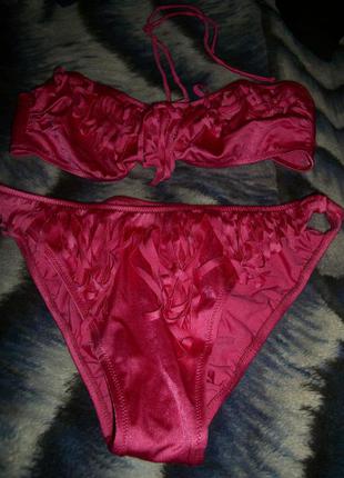 Ярко-розовый купальник-бикини