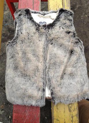 Гарний жилет на дівчинку 2-3 роки