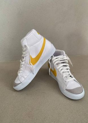 Nike blazer vintage 77 yellow брендовые высокие женские белые желтые кроссовки найк блейзер трендовая модель жіночі модні високі білі кросівки7 фото