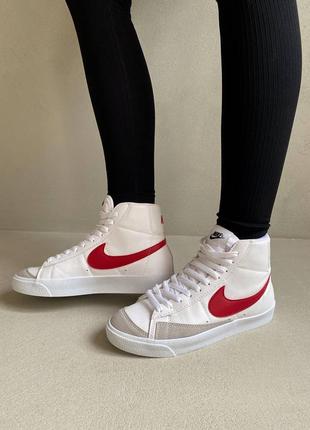 Nike blazer 77 vintage mid red брендовые высокие белые красные кроссовки найк блейзер трендовая модель жіночі високі білі червоні трендові кросівки