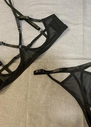 Черный комплект бюстгальтер + стринги с разрезом