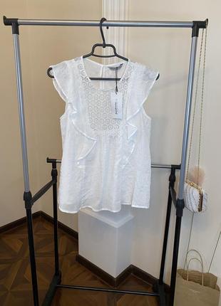 Біла блуза з рюшами