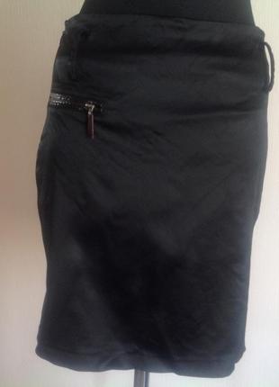 Черная короткая юбка стрейч атлас.3 фото