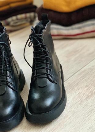 Демісезонні чорні короткі черевики на байці3 фото