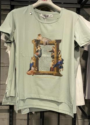 Женская оливковая футболка raw с ярким принтом и стразами2 фото