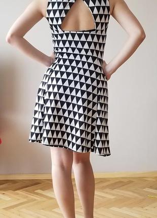 Черно-белое кэжуал платье с открытой спиной, клеш h&m с геометрическим узором3 фото