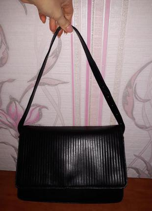Чорна шкіряна сумка