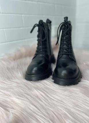 Женские кожаные чёрные ботинки9 фото