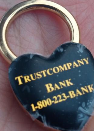 Цікавий брелок для ключів. trust company bank.1 фото