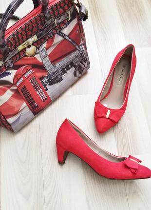 Шикарные замшевые туфли лодочки на низком каблуке красные туфли нарядные4 фото