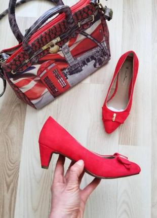 Шикарные замшевые туфли лодочки на низком каблуке красные туфли нарядные1 фото