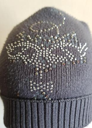 Шапочка с камушками